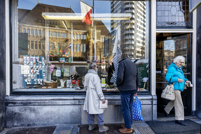 913404 Gezicht op de winkelpui met etalage van Drogisterij Woortman (Neude 3) te Utrecht.